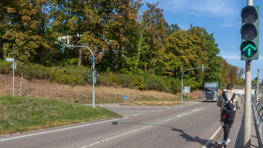 An der B294 bei Birkenfeld fährt am Mittwoch ein E-Scooter-Fahrer auf die Stelle vor, an der am Freitag ein 14-Jähriger auf eine Birkenfeld Kirchweg B294 Unfall