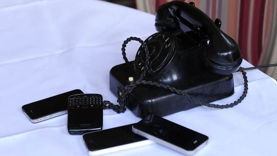 Altes Telefon und Smartphones