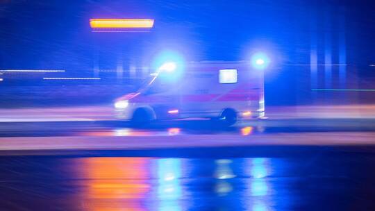 Ein Krankenwagen ist mit Blaulicht im Einsatz Ein Krankenwagen ist mit Blaulicht im Einsatz