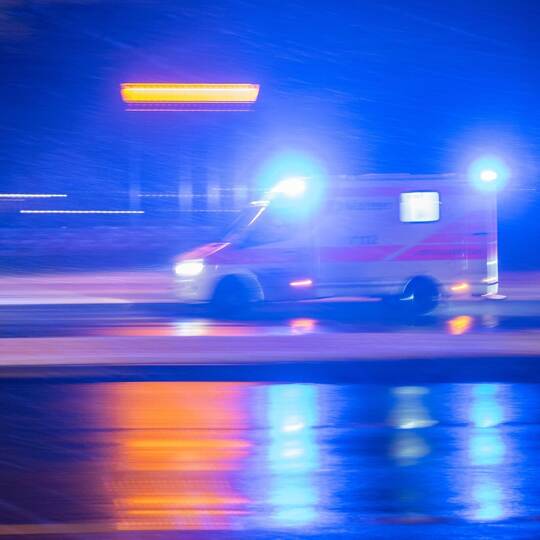 Ein Krankenwagen ist mit Blaulicht im Einsatz
