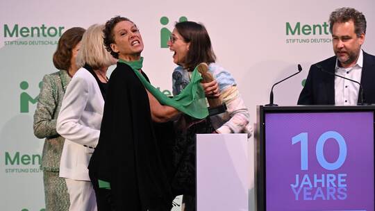 Königin Silvia von Schweden verleiht «Mentor-Zukunftspreis»