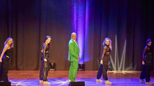 Mit Farbe, Show und viel Ehrgeiz: Ullrich Speer verbindet bei der „Nacht der Magie“ große Show mit einem großen Spendenziel. 3. Pforzheimer Nacht der Magie im CCP.