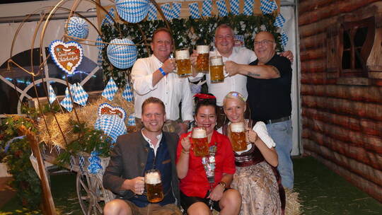 Stemmen das Oktoberfest beim Möbelzentrum Pforzheim: Christoph Nothacker vom Hofbräuhaus Traunstein (von links, vorne), Marina P