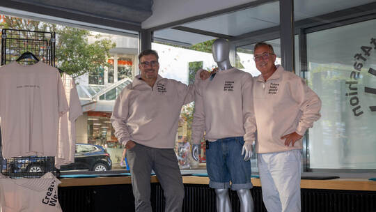 Total gebrandet mit ihren Hoodies: die „Just 4 People“-Geschäftsführer Ulrich Gauweiler (links) und Tobias Wahner in den Räumen