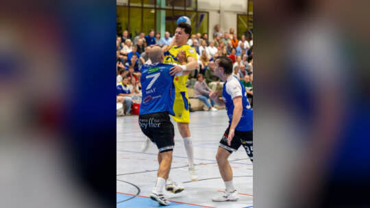 Luca Merz (rechts) muss sich mit dem HC Neuenbürg wieder auf harte Gegenwehr einstellen. Ralf Becker