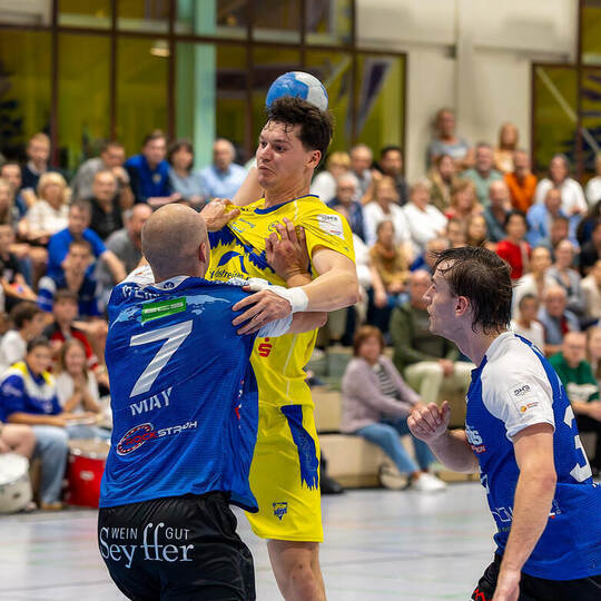 Luca Merz (rechts) muss sich mit dem HC Neuenbürg wieder auf harte Gegenwehr einstellen. Ralf Becker