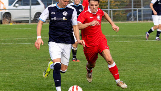 Bei Tobias Riede (vorne) und dem FSV Buckenberg läuft es aktuell rund. Foto: Ralf Becker
