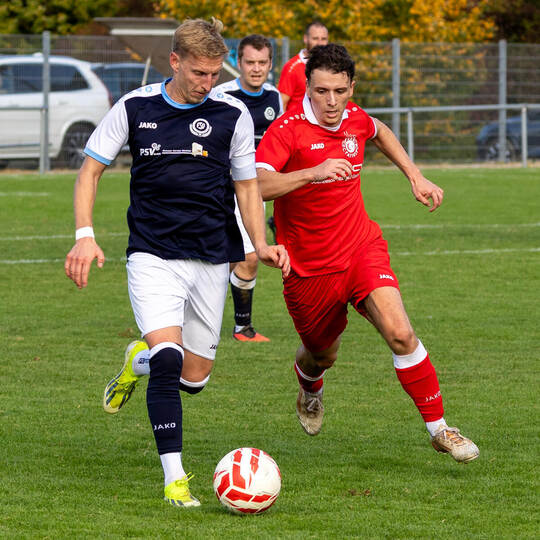 Bei Tobias Riede (vorne) und dem FSV Buckenberg läuft es aktuell rund. Foto: Ralf Becker