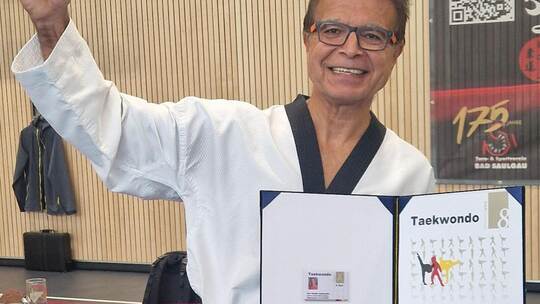 Geschafft! Ibrahim Sönmezates vom Judoclub Pforzheim freut sich über den bestandenen 8. Dan im Taekwondo – eine herausragende Le