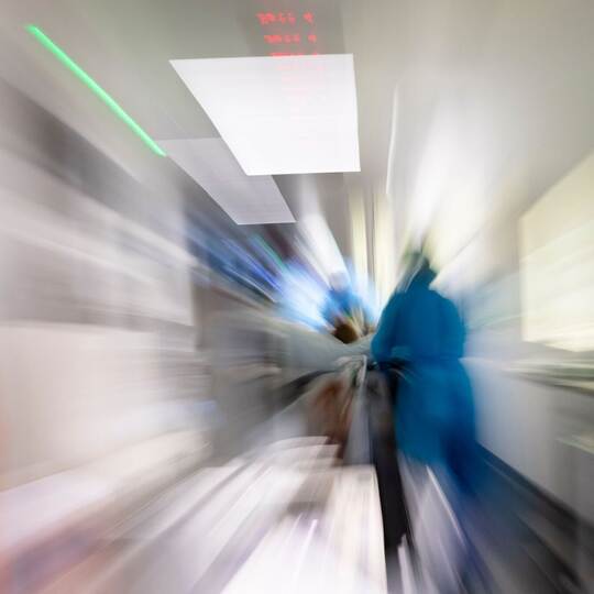 Pflegekräfte transportieren Patienten auf Intensivstation