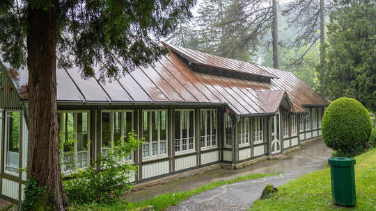 Das Vogelhaus im Kurpark von Bad Wildbad ist sehr beliebt – nicht zuletzt seit die Star-Influencerin Katharina Damm hier vor ein Wildbad Kurpark Vogelhaus