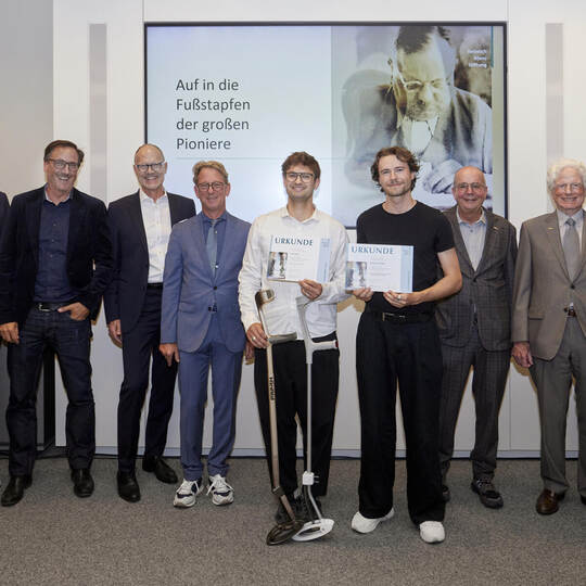 Preisgekrönt: Leon Kast (Mitte) stellt in seiner Abschlussarbeit eine Unterarmgehstütze vor. Fotostudio Keller Blanco. Verleihung Heinrich-Blanc-Förderpreis