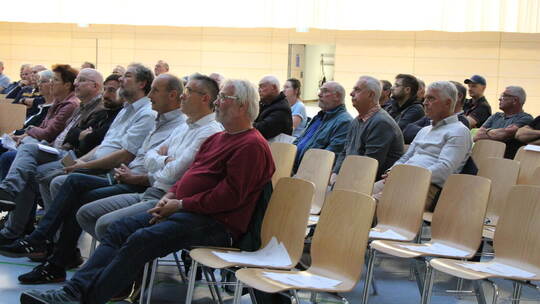 Rund hundert Einwohner lassen sich von der Stadtverwaltung zu den aktuellen Themen informieren. Viele Bürgerinnen und Bürger hör