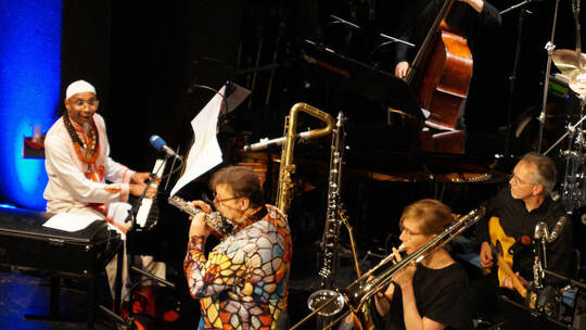 Karibisches Feuer im Osterfeld: Omar Sosa (links) und die NDR Big Band begeistern mit mitreißenden Rhythmen und virtuosen Soli.