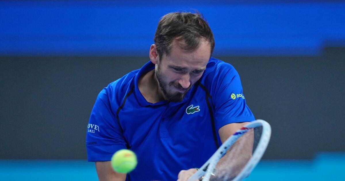 Erste Partie nach Disqualifikation: Medwedew besiegt Struff - Sport ...
