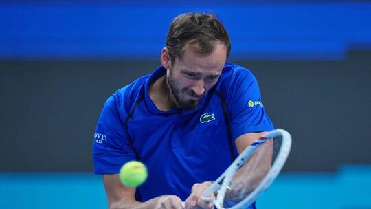 Erste Partie nach Disqualifikation: Medwedew besiegt Struff - Sport ...