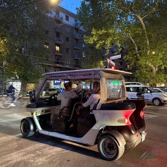 Einsatz von Golfcarts für Stadtrundfahrten in Rom