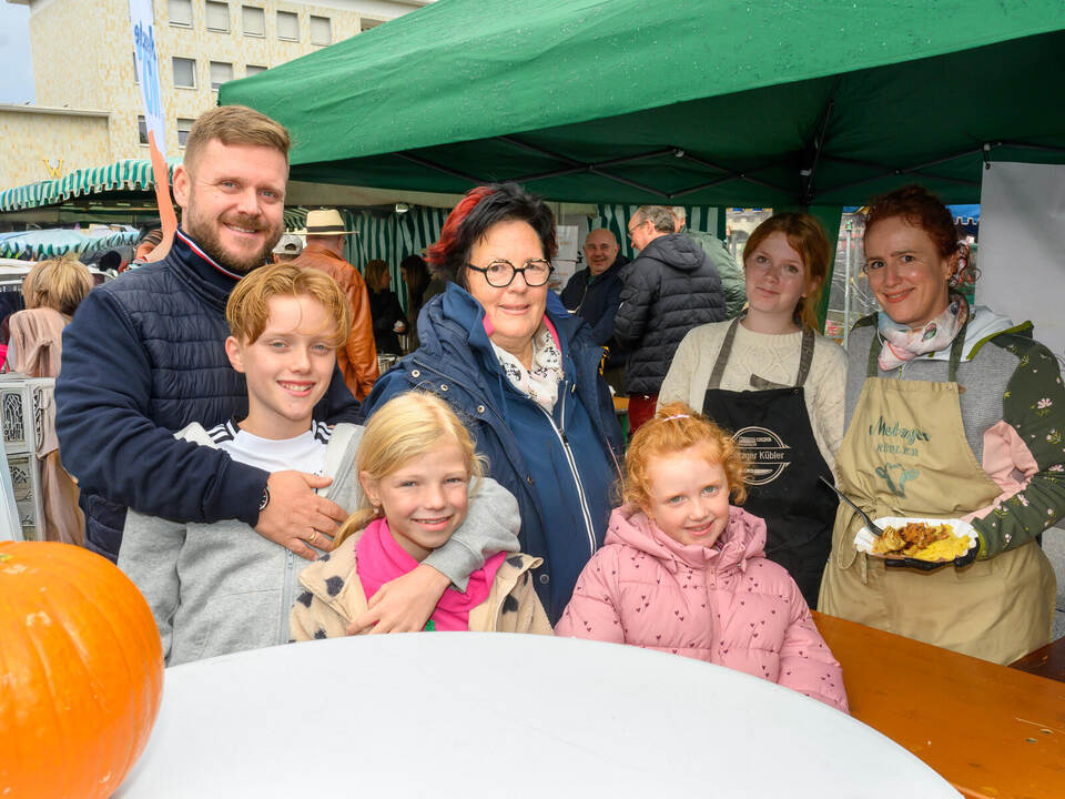 Christopher Gehrig, Paul Gehrig, Greta Kübler, Maritta Kübler und Josephine Gehrig freuen sich auf leckere Kürbismaultaschen, se