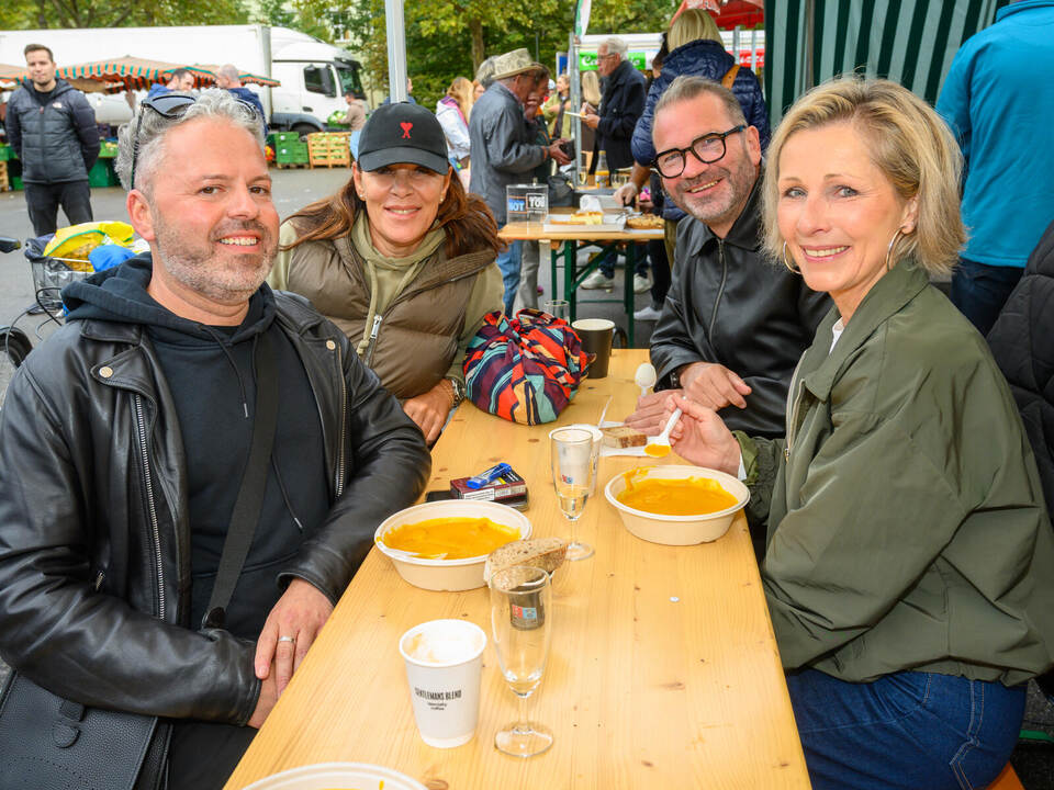 Martin Pleger, Pascale Weissert, Andreas Herzberg und Uta Lenz (von links) sind jeden Samstag auf dem Wochenmarkt und lassen sic