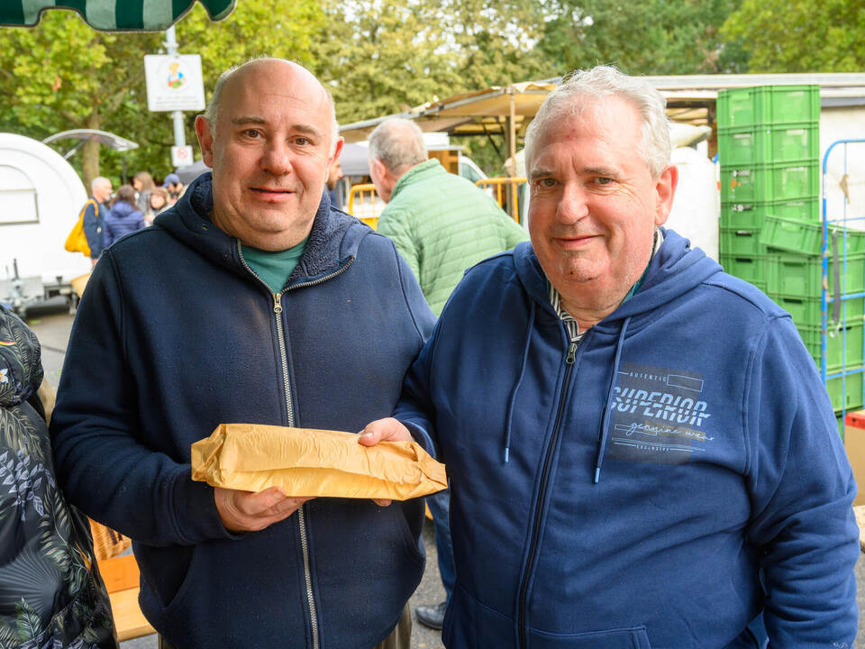 Frank und Hans-Joachim Haegele (von links) haben zum Herbstfest leckere Räucherforellen im Angebot.