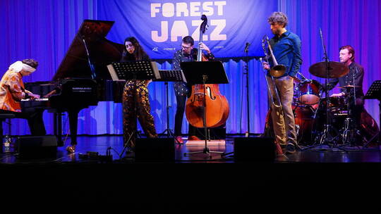 Olivia Trummer steht beim Konzert in Maulbronn im Mittelpunkt und lässt den Mitspielern Ariel Bart, Makar Novikov, Johannes Laue