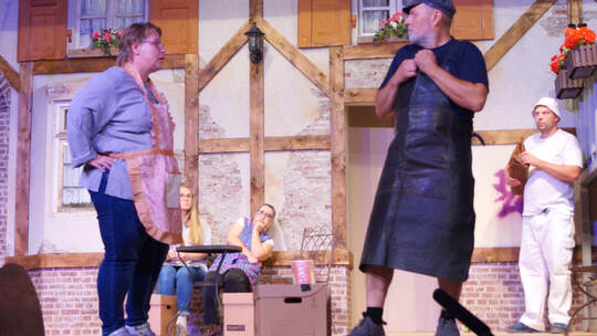 Sattler-Gattin Sofie Moser (Heike Schaier) faltet ihren Leopold (Paul Fischer) – zum Staunen von Cindy Kohler (Laura Hemminger)