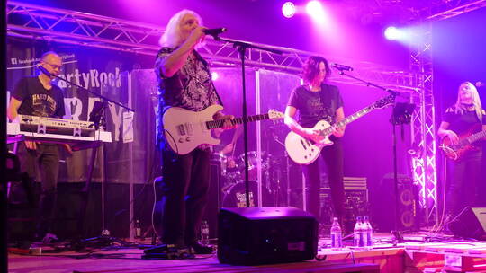 Sorgen bis tief in die Nacht für besten Rock: Die Band Echo Ray. Foto: Fux