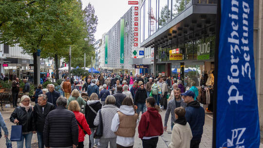 Nach dem heftigen Platzregen zum Start des Herbstglühens am verkaufsoffenen Sonntag füllt sich die Fußgängerzone schnell wieder