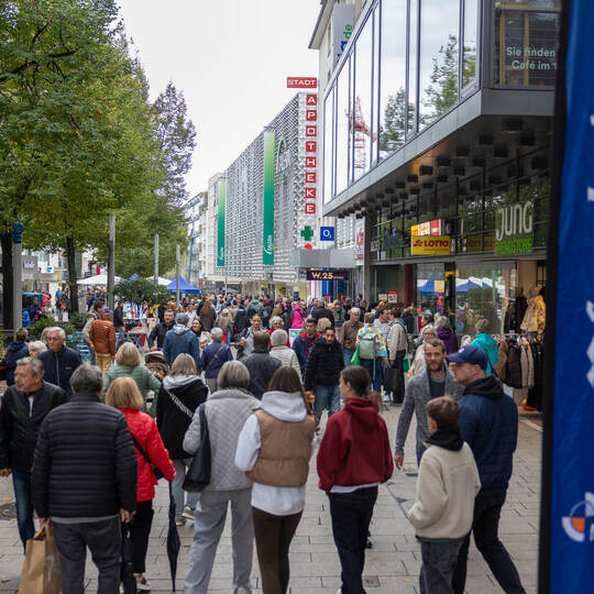 Nach dem heftigen Platzregen zum Start des Herbstglühens am verkaufsoffenen Sonntag füllt sich die Fußgängerzone schnell wieder