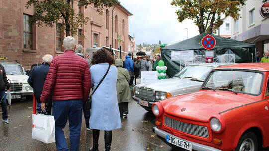 Gesang und Oldtimer sind Attraktionen des Schömberger Aktionstags, der am Sonntag trotz regnerischen Wetters einige tausend Besu
