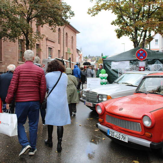 Gesang und Oldtimer sind Attraktionen des Schömberger Aktionstags, der am Sonntag trotz regnerischen Wetters einige tausend Besu