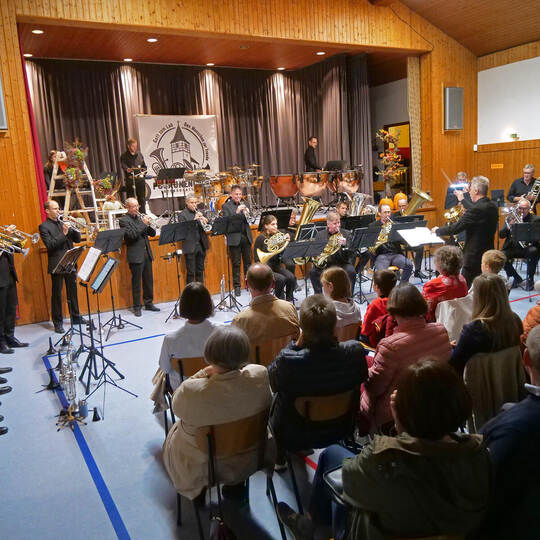 Zum Jubiläumswochenende war die TSV-Halle in Großglattbach voll, als das Auenwald Brass Ensemble aufspielte. Foto: Friedrich