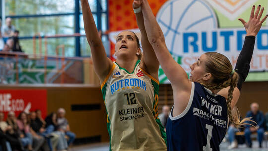 Ein wenig strecken mussten sich die Rutronik Stars Keltern (links im Bild Ana Mandic) gegen die Lions (rechts Lee Volker) schon,