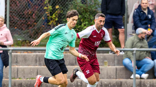 Domenic Duttenhöfer (links) und Francesco Griffo (rechts) in der spannenden Partie von TuS Ellmendingen gegen die SG Nagold-Plat