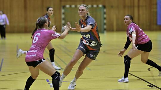 Für Noemi Hoefs (Mitte) und die TG 88 Pforzheim gab es in der Handball-Regionalliga dieses Wochenende keine Punkte.Peter Hennric