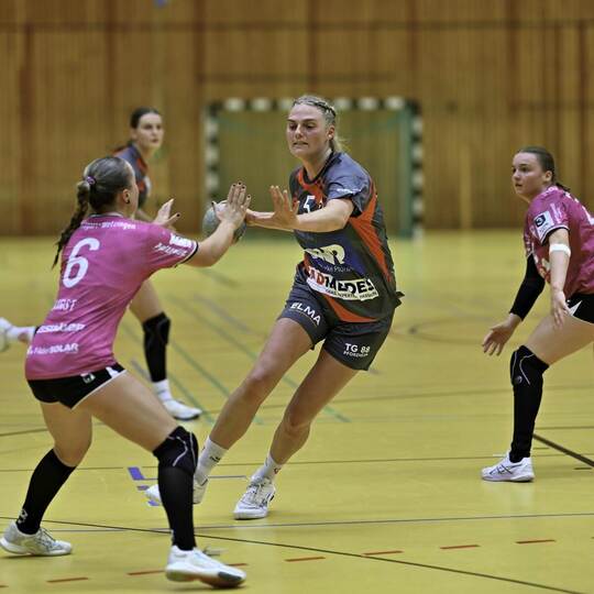 Für Noemi Hoefs (Mitte) und die TG 88 Pforzheim gab es in der Handball-Regionalliga dieses Wochenende keine Punkte.Peter Hennric