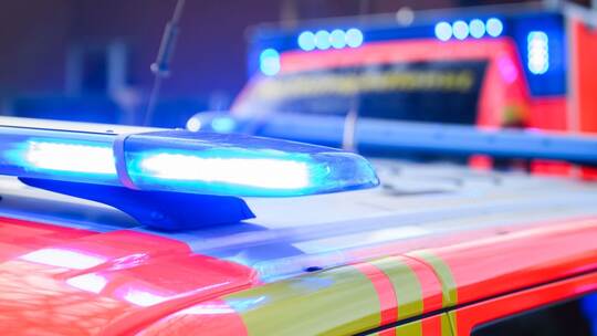 Blaulichter leuchten an einer Einsatzstelle Blaulichter leuchten an einer Einsatzstelle