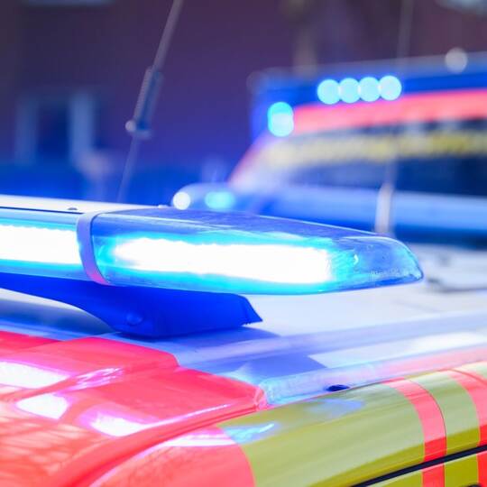 Blaulichter leuchten an einer Einsatzstelle