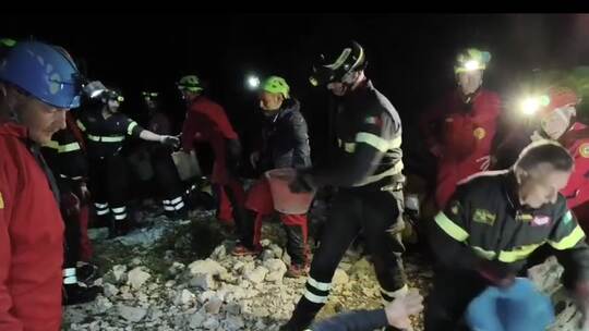 Höhlenforscher sitzt auf Sardinien in zehn Metern Tiefe fest Höhlenforscher sitzt auf Sardinien in zehn Metern Tiefe fest