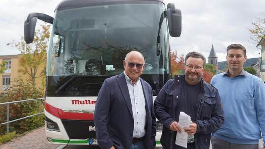 Kämmerer Andreas Seufer, Bürgermeister Martin Steiner und Ortsbaumeister Michael Karg (von links) erläutern bei einer Busrundfah