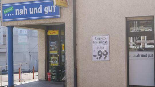 „Nah und gut“ steht auf der Fassade des Raiffeisenmarkts in Kieselbronn. Ab dem Jahreswechsel wird dort der neue Betreiber Tante