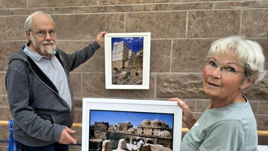 Rolf Nørgaard und Margarete Hammer haben im Schömberger Rathaus Fotografien aufgehängt. Yvonne Dast-Kunadt