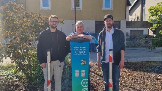Philipp Allenstein (Stadtwerke Mühlacker), Bürgermeister Matthias Enz und Sören Genthner (Stadtwerke Mühlacker, von links) weihe