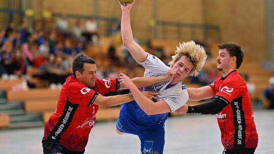 Nicht zu stoppen: Maxim Brauer (Mitte) feierte mit dem TB Pforzheim einen souveränen Heimsieg gegen den TSV Graben/Neudorf. Foto