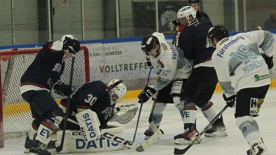 Bisons-Goalie Mio Eloranta (am Boden) hatte viel zu tun. Foto: Jürgen Keller