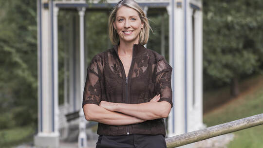 Touristik-Geschäftsführerin Stefanie Bott im Kurpark: Auch hier stehen notwendige Sanierungen an, etwa an der Theaterbrücke und