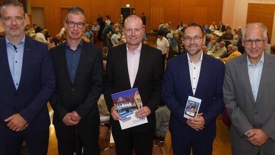 Die Aufsichtsratsmitglieder Thorsten Preuß und Philipp Kreutel, die Vorstände Ronny Walter und Benjamin Grimm sowie der Aufsicht