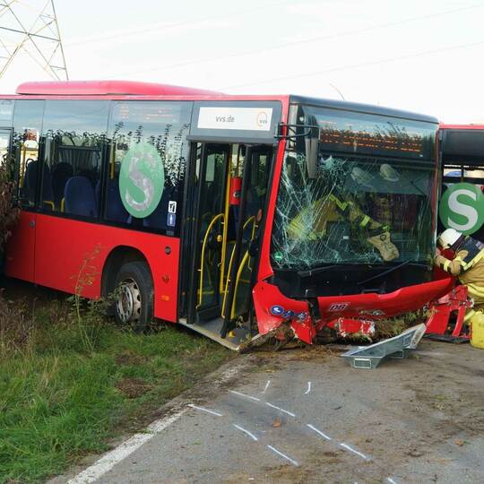 Linienbus in zwei Teile geteilt: Fahrer schwer verletzt