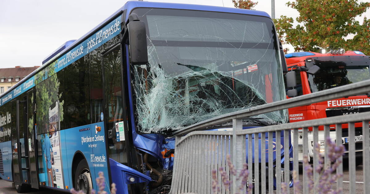 Zwei Leichtverletzte, 70.000 Euro Schaden: Bus fährt in Geländer der ...