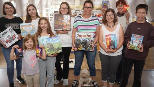 Spielfreudig: Die Schulsozialarbeiterin Anke Burkhard (Vierte von rechts) organisiert den Aktionstag mit unzähligen Helfern alle
